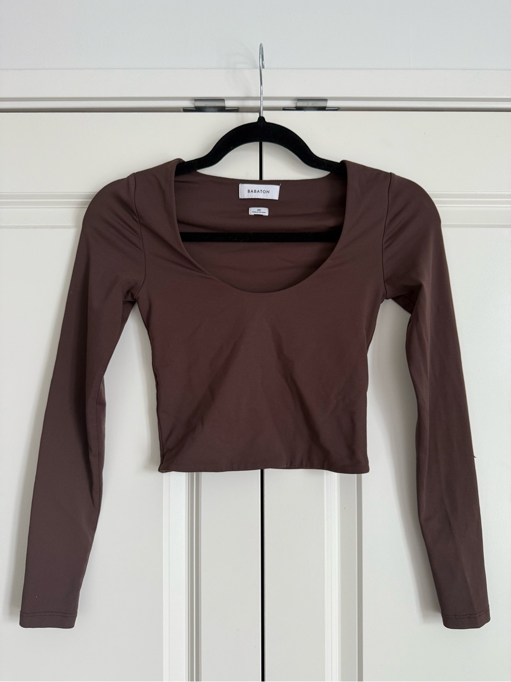 Aritzia Babaton Chocolate Brown Long-Sleeve Sculpt Scoop neck Crop Top
